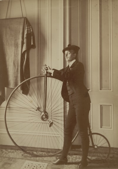 弗朗西斯本杰明约翰斯顿，与自行车合影